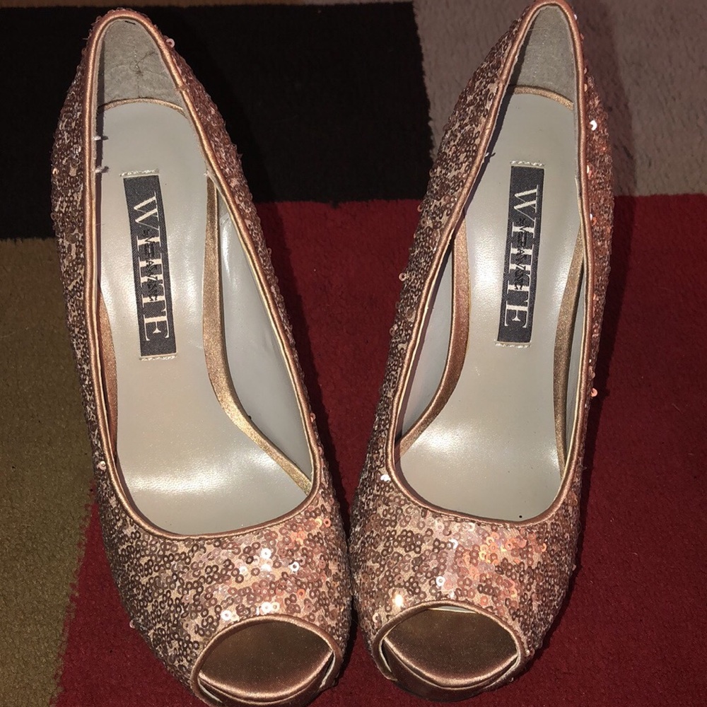 Gold Vera wang sparkle shoes size 7